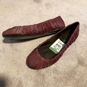 New Elizabeth and James E-Myra pleated distressed maroon flats 5.5